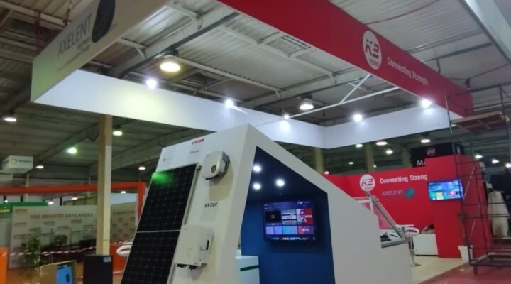 Stand d’exposition Axelent K2 Systems avec panneau solaire et écrans