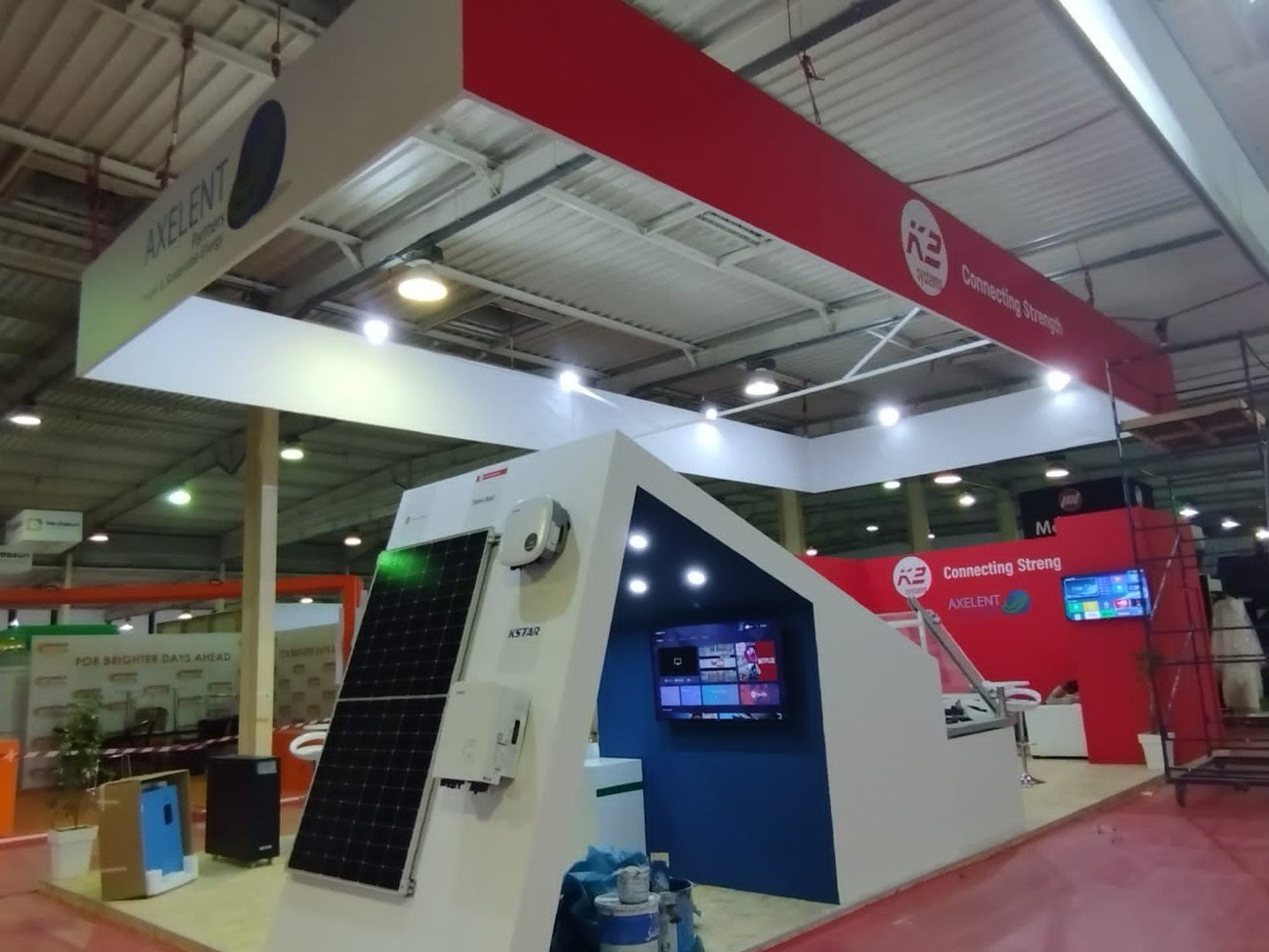 Stand d’exposition Axelent K2 Systems avec panneau solaire et écrans