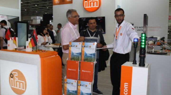 Stand ifm sur salon professionnel avec comptoir d’accueil et présentoirs