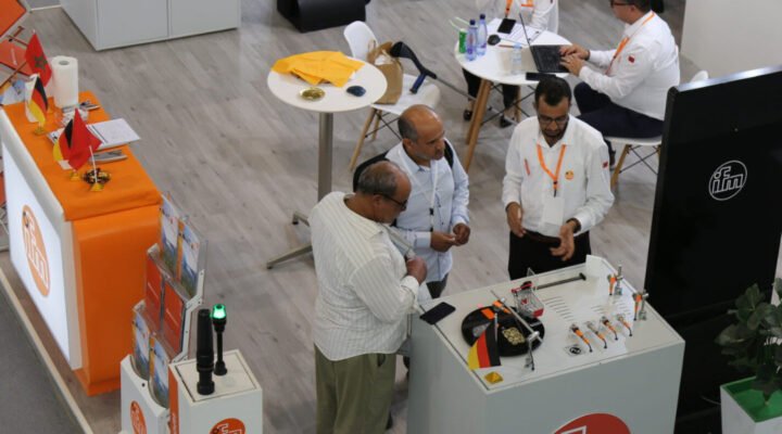 Vue aérienne du stand ifm avec espaces d’accueil et de démonstration