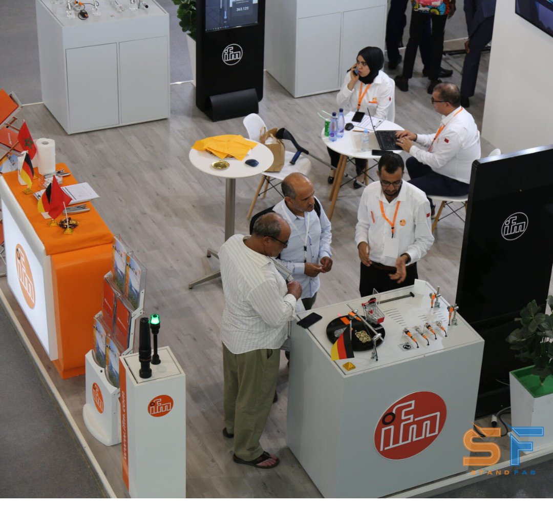 Vue aérienne du stand ifm avec espaces d’accueil et de démonstration