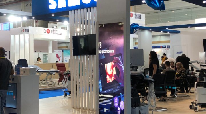 Stand Samsung avec enseigne lumineuse sur salon médical