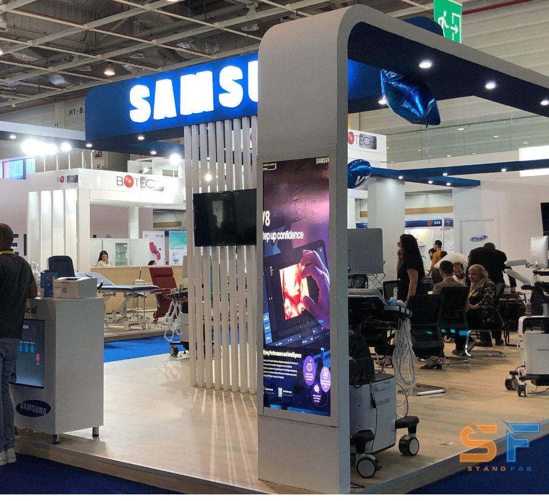 Stand Samsung avec enseigne lumineuse sur salon médical