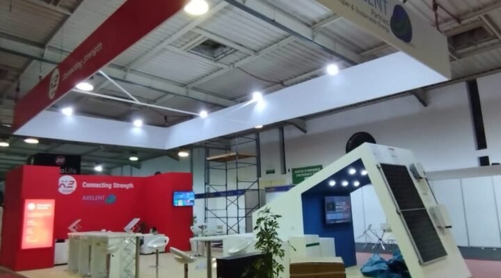 Stand sur mesure Axelent réalisé en salon avec bandeau suspendu rouge et blanc