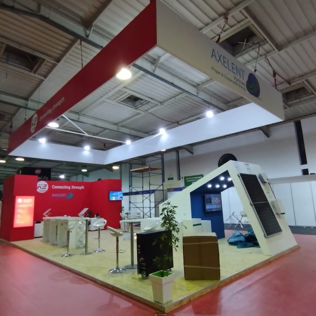 Stand sur mesure Axelent réalisé en salon avec bandeau suspendu rouge et blanc